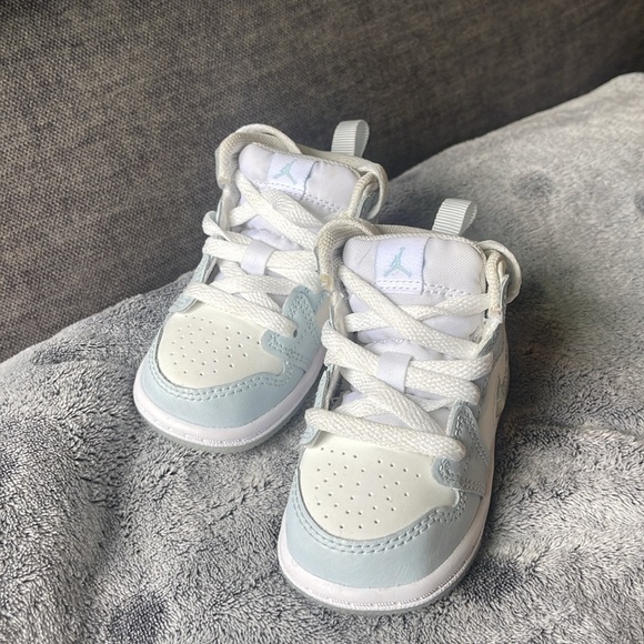 Jordan 1 Mid - Picture 3 of 6